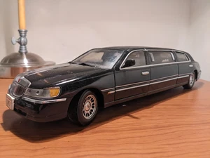 SUNSTAR 1999 LINCOLN TOWN CAR STRETCH LIMOUSINE 1:18 BLACK - Picture 1 of 8