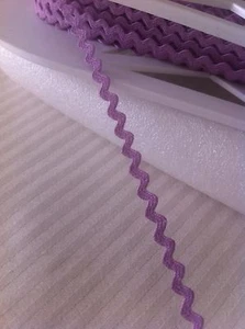 Mini borde trenza Ric Rac 5 mm orquídea púrpura x por metro hecho en EE. UU. - Imagen 1 de 1