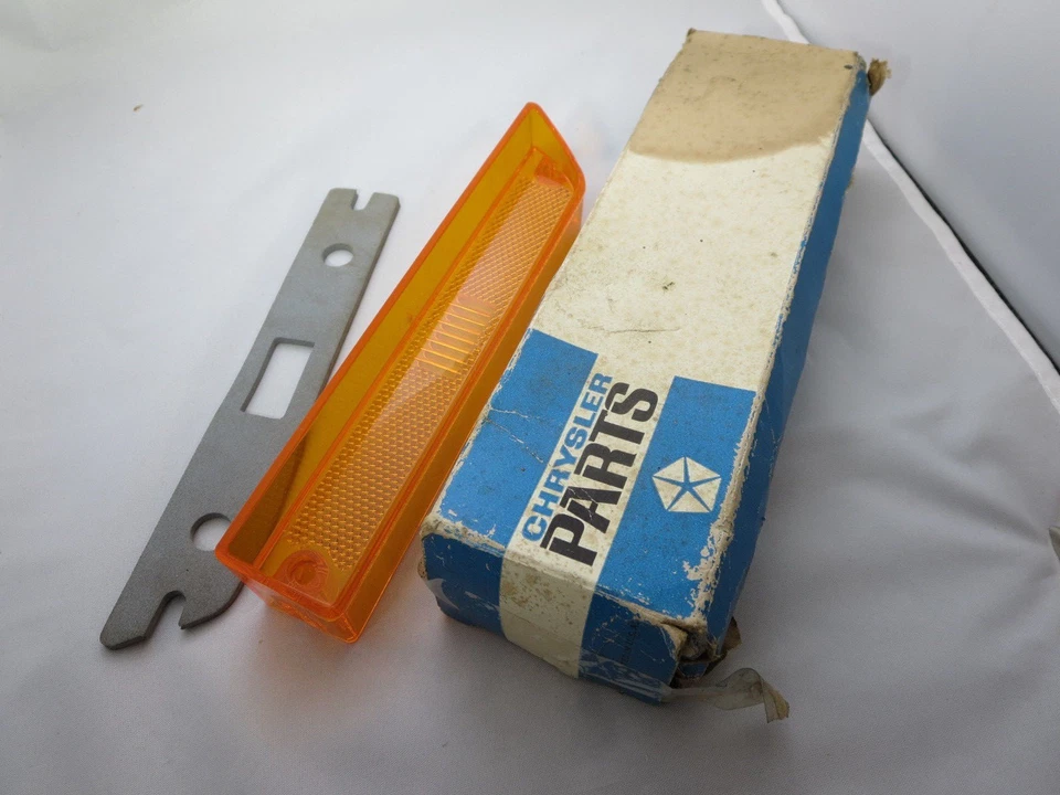 Nuevo de Lote Antiguo Mopar 1972-1973 Chrysler New Yorker Newport guardabarros luz de marcado lateral  Foto 1 de 1