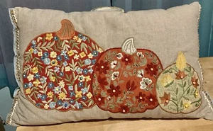 Difícil de encontrar Pier 1 lumbar 12x20 ALMOHADA CAÍDA BORDADA EMBELLECIDA CALABAZAS!! - Imagen 1 de 11
