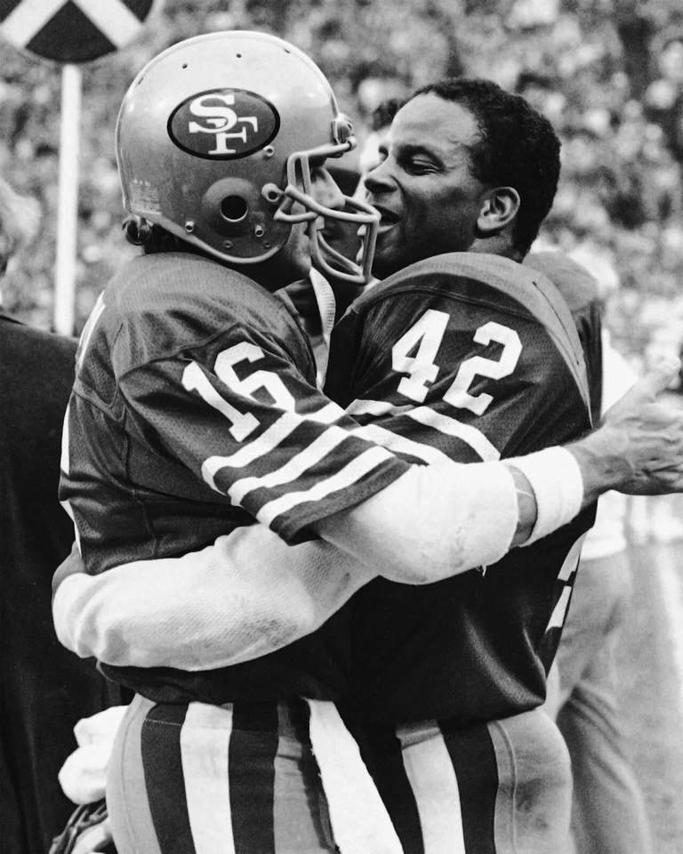 Joe Montana & Ronnie Lott Embrace San Francisco 49ers 8x10 Vintage NFL Photo - Image 1 of 1