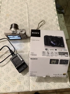 Sony Cyber-shot DSC-HX50 20.4 MP Silber Sony Lens G 3,5-6,3/4,3-129 - Bild 1 von 3