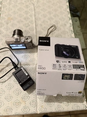 Sony Cyber-shot DSC-HX50 20.4 MP Silber Sony Lens G 3,5-6,3/4,3-129 - Bild 1 von 3