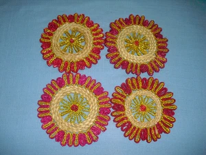 4 Stück Vintage geflochtenes Rattan Raffia Stroh Untersetzer rund lila gelb - Bild 1 von 2