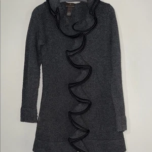 Fenn Wright Manson grauer und schwarzer Pullover mit Kunstlederbesatz & Rüschendetail - Bild 1 von 11