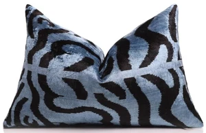 Almohada lumbar de terciopelo de seda abstracto azul negro - Cojín moderno hecho a mano 16x24 - Imagen 1 de 8