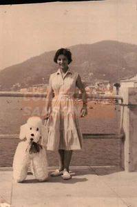 FOTO DI RAGAZZA CON PELUCHES PUPAZZO SUL MOLO DI ALASSIO   - Foto 1 di 1