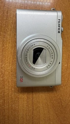 FujiFilm FinePix XQ1 - Image 1 of 4