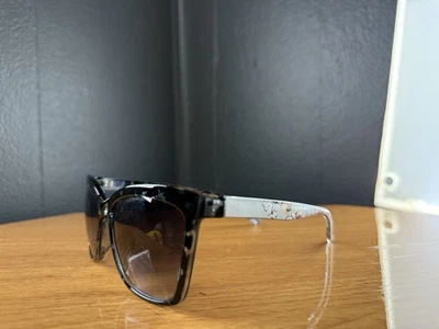 GAFAS DE SOL VERA BRADLEY en EXUBERANTE PATRÓN FLORAL  Foto 1 de 4