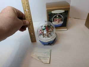 Adorno de recuerdo con sello de luz y movimiento Merrython del Polo Norte funciona Navidad - Imagen 1 de 9