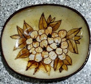 CHELSEA POTTERY ENGLAND~GLAZED FLOWER HANGING WALL ART DISH~SIGNED PLATE~5 5/8" - Picture 1 of 5