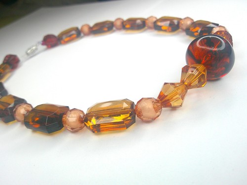 VETEMENTS Collana con perline marroni ciondolo grosso 16 5" acrilico elasticizzato fatto a mano