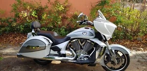 Respaldo Desmontable Sissy Bar 4 Victory Cross Country Road Tour Pelota Clásica - Imagen 1 de 7