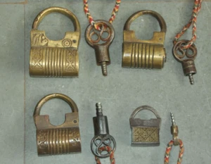 Candados de tornillo únicos pequeños diferentes hechos a mano de latón y hierro de colección de 4 piezas - Imagen 1 de 9