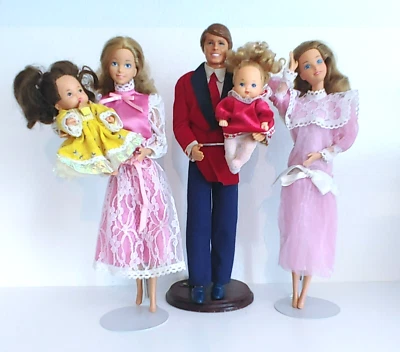 Barbie Heart Family Lot 1986 Mom (2) Dad & Baby (2) Kiss & Cuddle New Arrival - Image 1 of 4