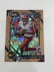 Fútbol americano Panini Select 2024 Jayden Daniels #217 novato RC/299 bronce - Imagen 1 de 2
