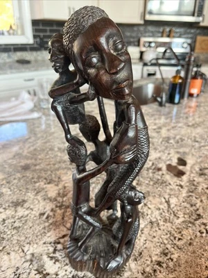 Escultura africana de madera cinco figuras sosteniendo cada una hermosa condición Foto 1 de 4