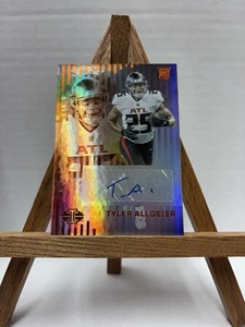 Tarjeta de novato Tyler Allgeier 2022 Panini Illusions Auto Atlanta Falcons - Imagen 1 de 2