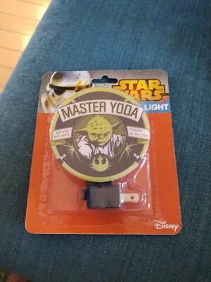 Disney Master Yoda Star Wars luz noturna casa e sombra rotativa NOVO - Imagem 1 de 2