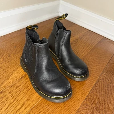 Botas Chelsea Dr Martens Niños Cuero Negro Cremallera Lateral Puntada Amarilla Talla 10 EE. UU. Foto 1 de 4