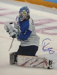 ¡Foto 8x10 firmada por Topias Leinonen! Buffalo Sabres ¡Portero prospecto FINLANDIA! Con certificado de autenticidad - Imagen 1 de 2