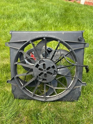 Conjunto de ventilador de radiador y condensador Jeep Liberty para Jeep Liberty 04-07 Foto 1 de 4