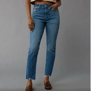 American Eagle High Rise Raw Hem Mom Jeans 2 - Bild 1 von 12