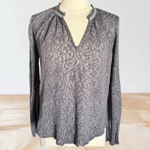 Top tejido de encaje gris Lucky Brand talla M escote reunido con ribete de terciopelo calce holgado - Imagen 1 de 9