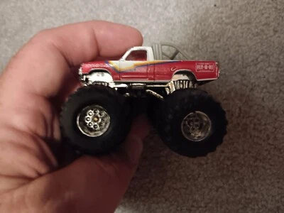 Monster Truck Ford Courier "Fly n Hi" de colección 1/64 Foto 1 de 2