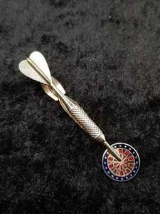 Old Vintage English Made Nippy Clip Dart In Enamel Dart Board Tie Bar Clip. - Picture 1 of 10