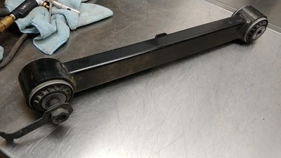 Dodge Ram 2500 2019-2025 OEM brazo de control inferior trasero 68349312AB Foto 1 de 4