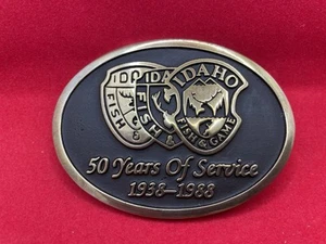 Hebilla de cinturón Idaho 1988 vintage 50 años de servicio sello de latón peces y juego ¡Raro! - Imagen 1 de 4
