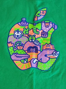 Camiseta Apple Summer Camp Grande Verde por Tony Shiau - Imagen 1 de 5