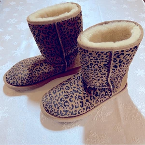 UGG Classic Short Rosette Boots 1006072 braun Leopardenmuster Gr. 6 tolle Sohlen - Bild 1 von 8