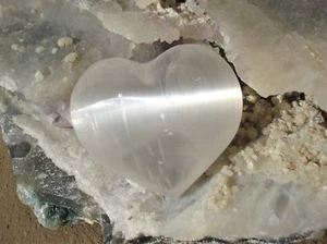 Selenite Soothing Hand Held Healing Heart - Angelic Connection -Great Gift! - Picture 1 of 6