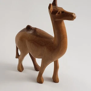 Estatuilla de madera tallada a mano vintage escultura de camello 7 3/4" de alto 4 1/2" de ancho - Imagen 1 de 8