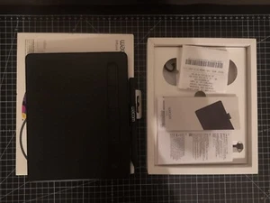 Wacom Intuos Digitales Grafiktablett - Schwarz (CTL4100WLK) - Bild 1 von 2