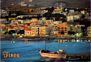 Tinos, Grecia, postal de pueblo griego con barcos en el agua por la noche - Imagen 1 de 5
