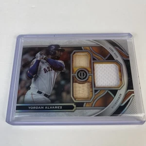 Carta reliquia tripla toppa 2023 Topps Tribute Yordan Alvarez 190/199 F330 Astros - Foto 1 di 7