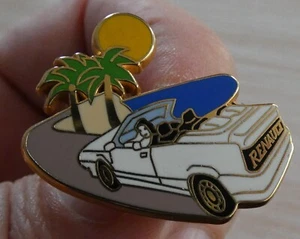 RARE COULEUR PIN'S VOITURE RENAULT 19 CABRIOLET BLANCHE ARTHUS BERTRAND - Foto 1 di 3