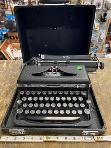 Vtg 30's Royal Quiet De Luxe typewriter Case Clean Functional Hemminway Magic Ma - Picture 1 of 13