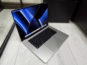 Apple MacBook Pro Retina 16“ 2023 1TB SSD 32GB Ram 12C CPU 38C GPU M2 Max Silber - Bild 1 von 18