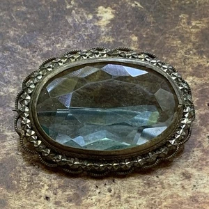Spilla vintage sfaccettata vetro azzurro chiaro e tono oro con chiusura a C e filigrana - Foto 1 di 7