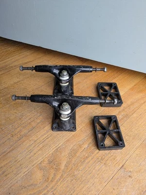 Camiones ultraligeros Tracker Six Trac de 1980 con Risers monopatín de colección  Foto 1 de 4