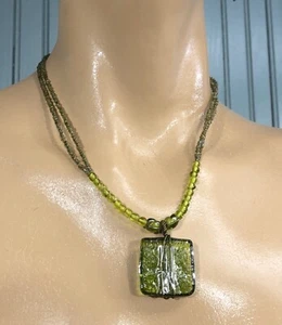 Collar con broche de gancho verde lucita envuelto en alambre hippie boho para mujer - Imagen 1 de 7