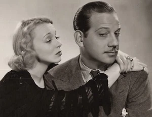 Pareja en Película Clásica Años 30 Elegante Escena de Película Hombre Guapo Mujer Hermosa - Imagen 1 de 3