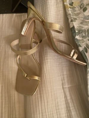 Sandalias de tacón TRINA TURK Vega doradas talla 10 nuevas punta cuadrada zapato de vacaciones Foto 1 de 4