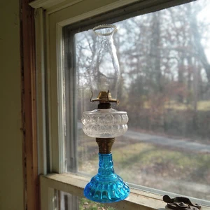 1880s PRETTY BLUE GLASS BASE MUFF PATTERN KEROSENE LAMP COMPLETE WITH CHIMNEY - Picture 1 of 10
