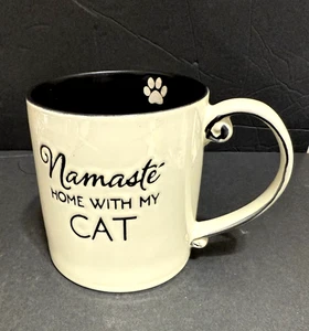 Tazza caffè 16 oz zampa "Namaste casa con il mio gatto" 2 lati bianco e nero alta 4,5" - Foto 1 di 9