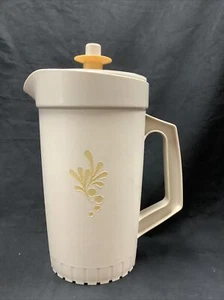 Vintage Tupperware 1 Qt. Krug, Mandelernte Gold, vakuumversiegelter Deckel, #874-13 - Bild 1 von 7